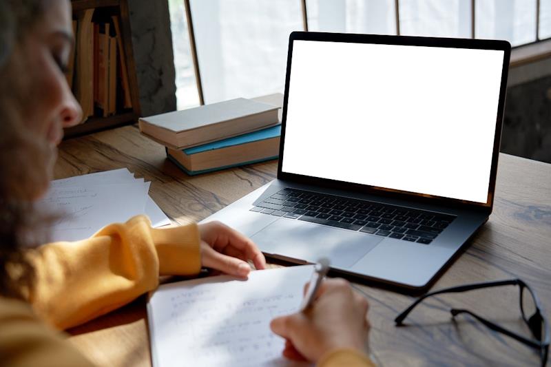 Scrivania con computer per lo svolgimento del lavoro agile