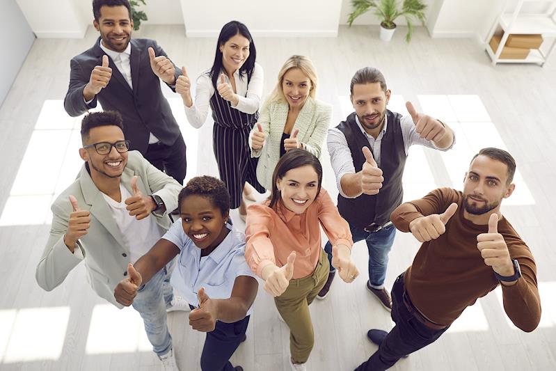 Gruppo di persone che si mostrano alla fotocamera con il pollice all'insù.