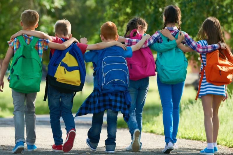 Bambini che indossano uno zaino.