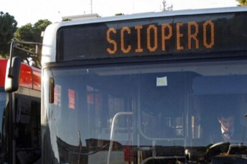 Autobus con la scritta "Sciopero" sul display.