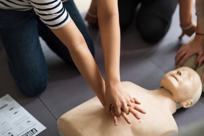 Esercitazione del massaggio cardiaco su un un manichino.