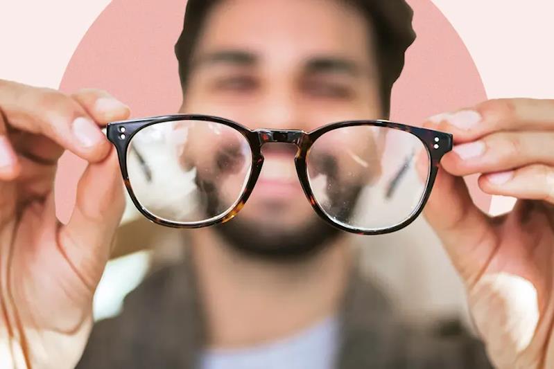 Uomo mostra un paio di occhiali.