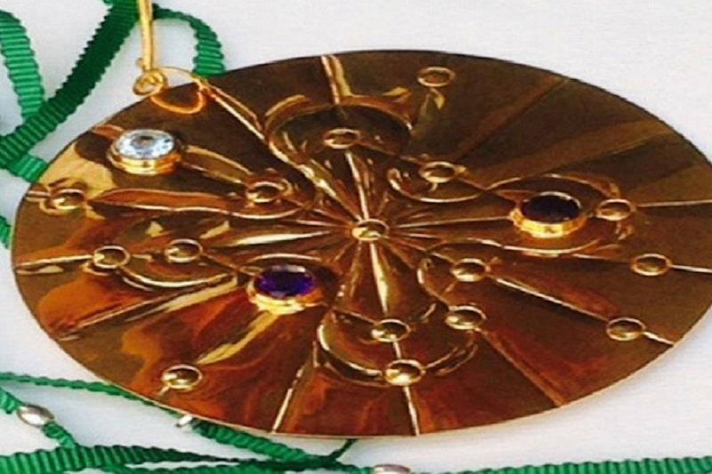 La prestigiosa medaglia oggetto del riconoscimento.