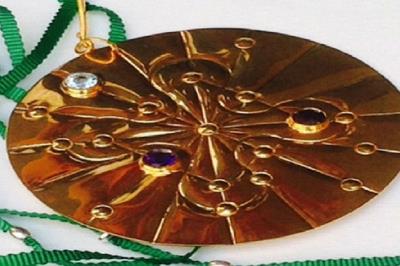 La prestigiosa medaglia oggetto del riconoscimento.