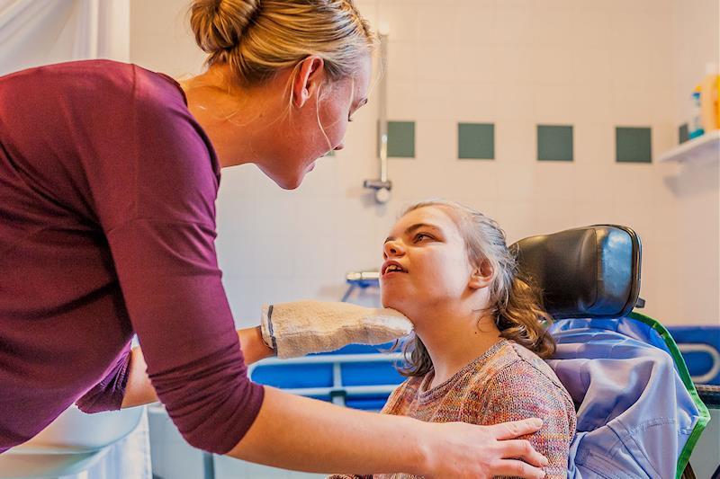 Assistenza ad una ragazza disabile.